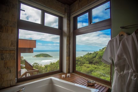 Deluxe Double Room, Balcony, Sea View | Private spa tub