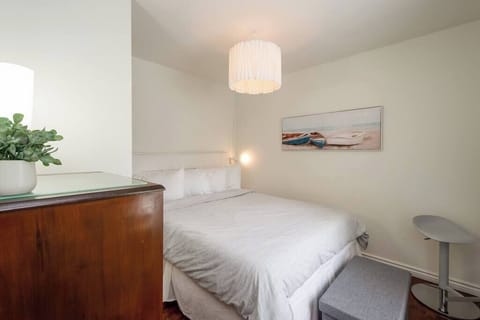 Queen bed, 1 work space