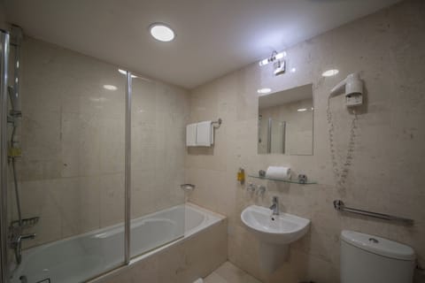 Suite | Bathroom | Hair dryer, towels, soap, shampoo