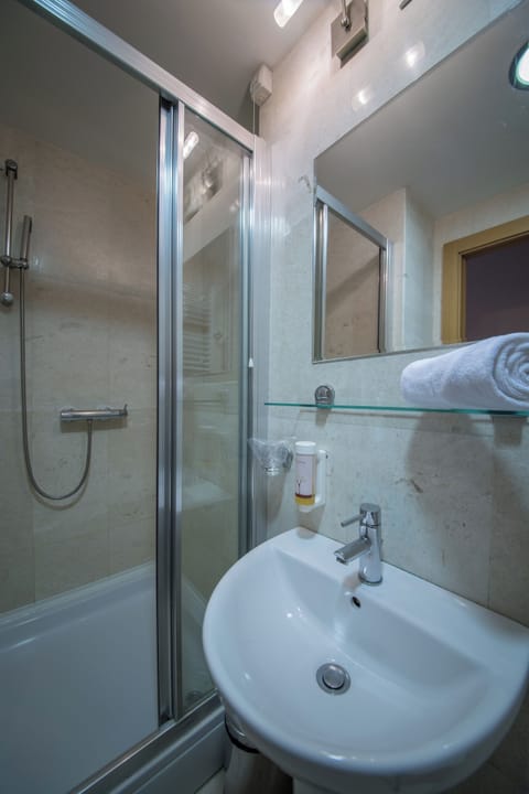 Standard Room | Bathroom | Hair dryer, towels, soap, shampoo