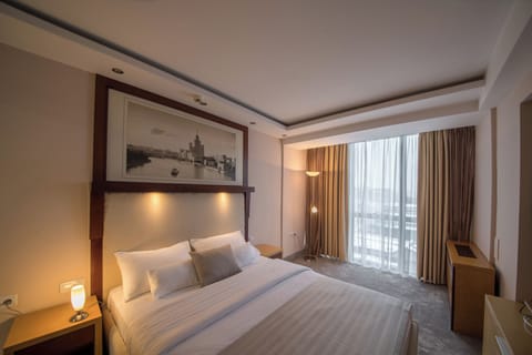 Suite | 1 bedroom, in-room safe, desk, laptop workspace