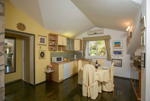 House (Five Bedroom Holiday Home with Balcon) | Dining room