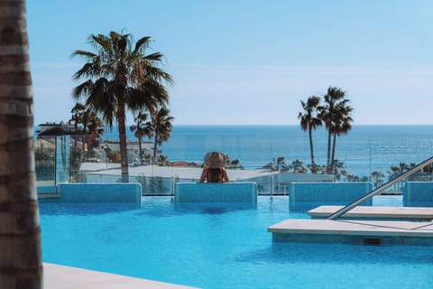 2 outdoor pools