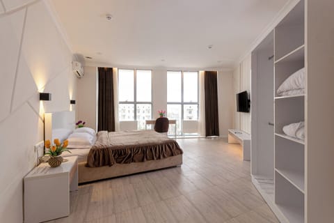 Panoramic Room, 1 Queen Bed | Laptop workspace, WiFi (free)