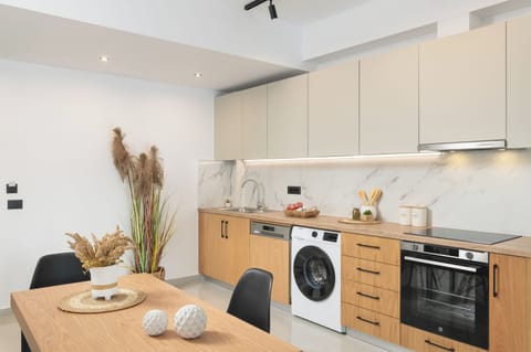 Superior Apartment, 1 Bedroom, Balcony | Private kitchen | Fridge, oven, stovetop