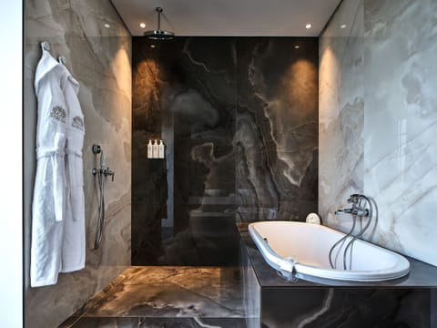 Peacock Suite | In-room safe, blackout drapes, soundproofing, free WiFi