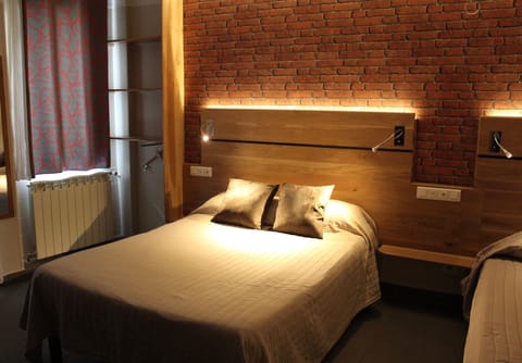 Triple Room | Desk, blackout drapes, soundproofing, free WiFi