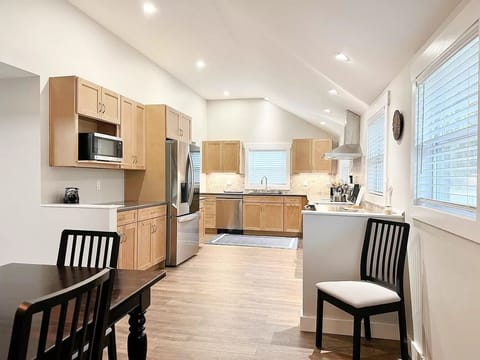 Modern eat-in  kitchen