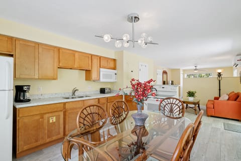 Studio, Multiple Beds (Room 21) | In-room dining