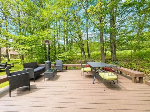 Perfect outdoor entertaining right on the fairway!