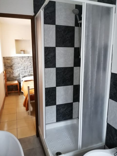 Camera di Pollon | Bathroom | Shower, hair dryer, bathrobes, towels