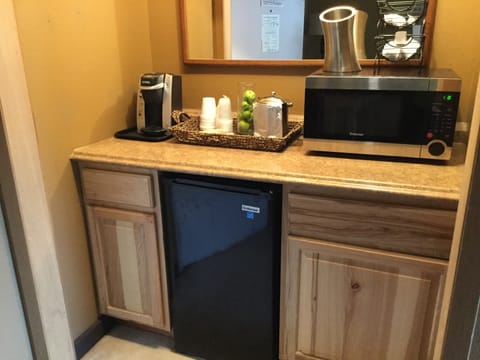 Deluxe Suite, 1 Queen Bed, Hot Tub | Mini-refrigerator