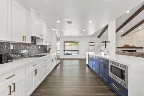 Cook and gather in this modern kitchen with stylish finishes and open space.