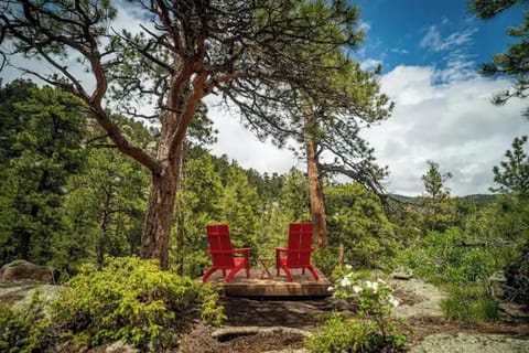 Private hike to deck w/ comfy seating and a fantastic view of the canyon!