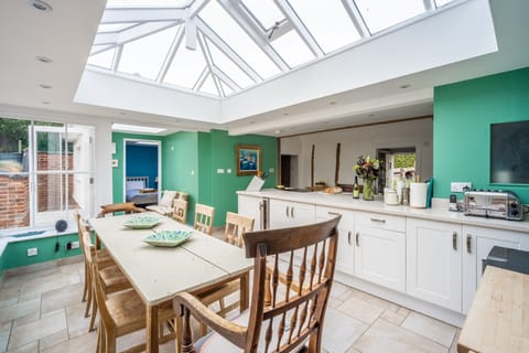 Myrtle Cottage, Friston:  A table made for connection and conversation