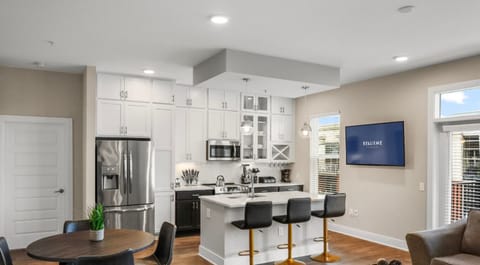 Gorgeous open space apartment with wooden floors, smart TV and city view.