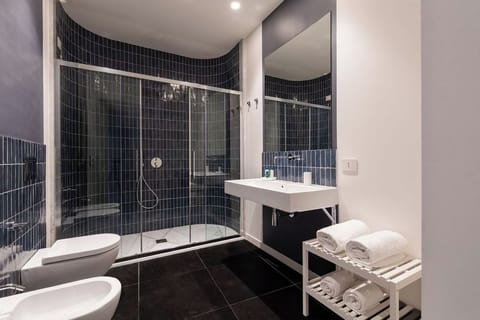 Luxury Suite, City View | Bathroom | Shower, rainfall showerhead, free toiletries, hair dryer