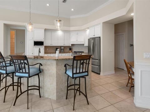 Kitchen Breakfast Bar