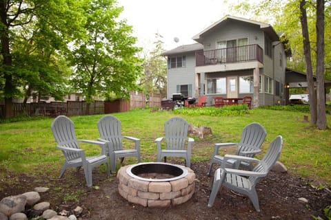 Fire Pit – Classic lakeside evenings around the fire with Adirondack seating.