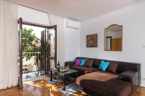 Studio (Apartment Vukic - Studio Apartment wi) | Living room | 32-inch flat-screen TV with digital channels