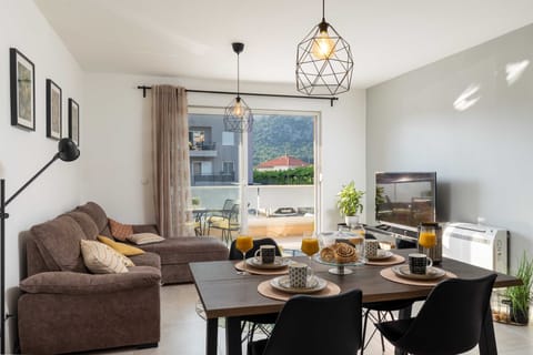 Apartment (Two Bedroom Apartment with Balcony) | Dining room