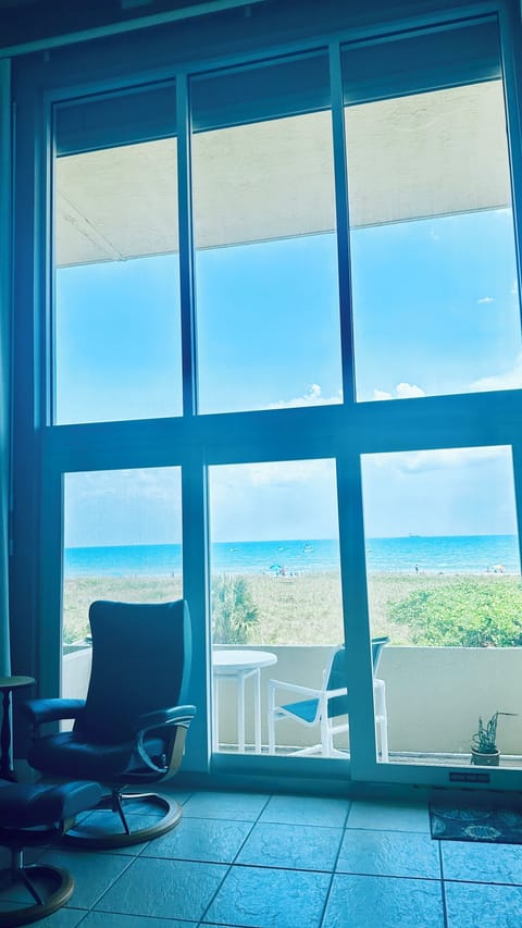 23’ glass wall facing ocean!