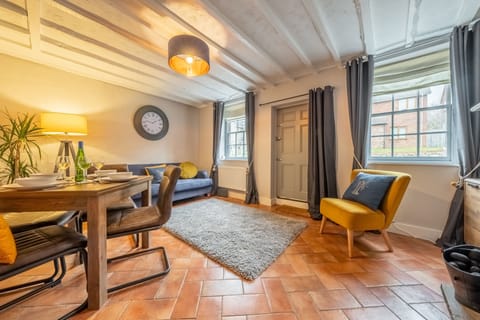 Teacup Cottage, Syderstone: Stylish sitting/ dining room