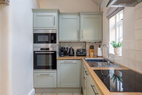 Enoch's Cottage Kitchen - StayCotswold