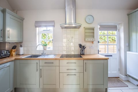 Enoch's Cottage Kitchen - StayCotswold