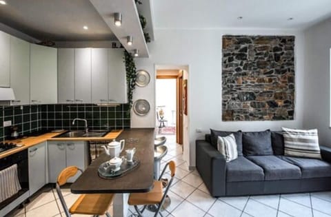 Design Apartment | Living area | 40-inch flat-screen TV with satellite channels