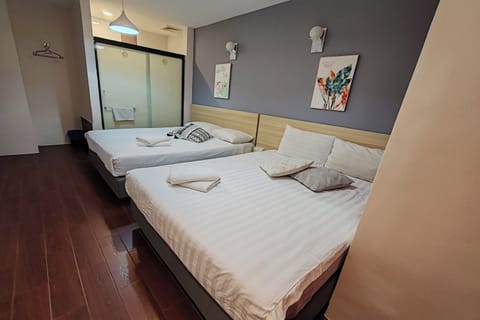 Family Room | Desk, free WiFi