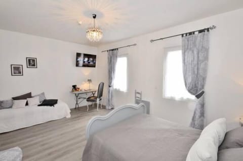 Triple Room | Desk, free cribs/infant beds, free WiFi