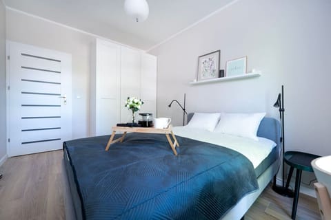 Private Bedroom with Queen Bed | Book Now with RENTUJEMY