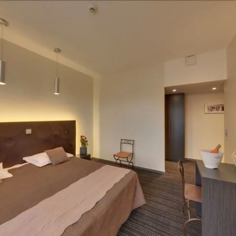 Executive Double Room (Room Service) | Desk, soundproofing, iron/ironing board, free cribs/infant beds