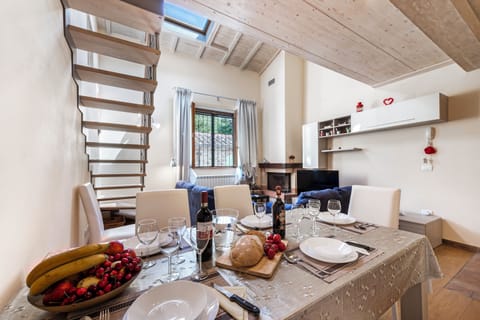 Family Townhome, 2 Bedrooms, Fireplace (Trekking Home La Via degli Dei) | Dining