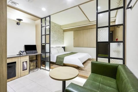 Deluxe Room | Desk, laptop workspace, free WiFi