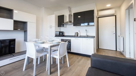 Apartment (1 Bedroom) | Dining room