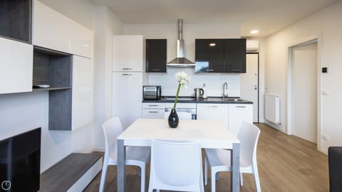 Apartment (1 Bedroom) | Dining room