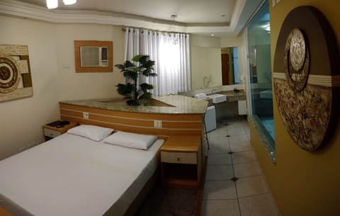 Luni Room | Minibar, in-room safe, desk, blackout drapes