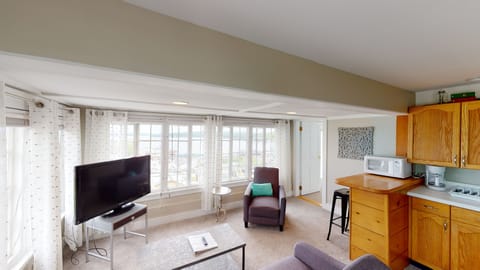 Captain’s Suite 2 Bedrooms, Lake View | Living area | Flat-screen TV, DVD player