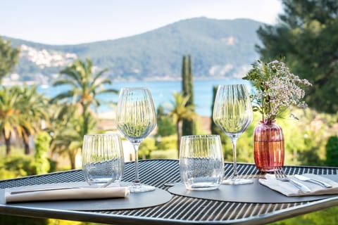 Dinner served, Mediterranean cuisine, alfresco dining 