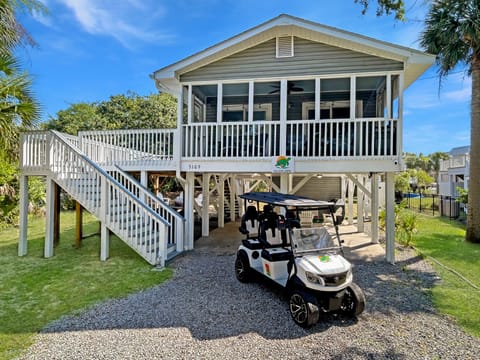 Enjoy your morning coffee in our screened in porch! LSV Cart available to rent!