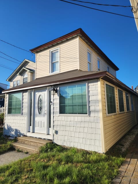 3 bedroom single on 2nd ave - 4 houses away from the beach