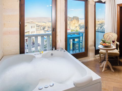 King Stone Suite | Jetted tub