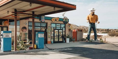 Just a 3-minute walk to Joshua Tree Town, vintage shops, quirky finds, and all the desert character you came here for.