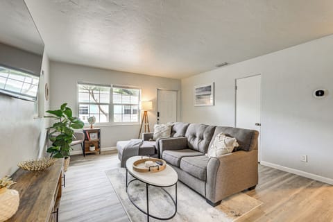 Sarasota Vacation Rental | 2BR | 1BA | Step Required | 805 Sq Ft