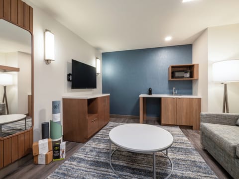 Premium Room | Desk, blackout drapes, iron/ironing board, bed sheets