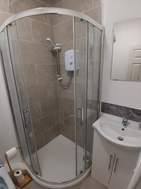 Standard Double Room | Bathroom | Shower, free toiletries, hair dryer, towels