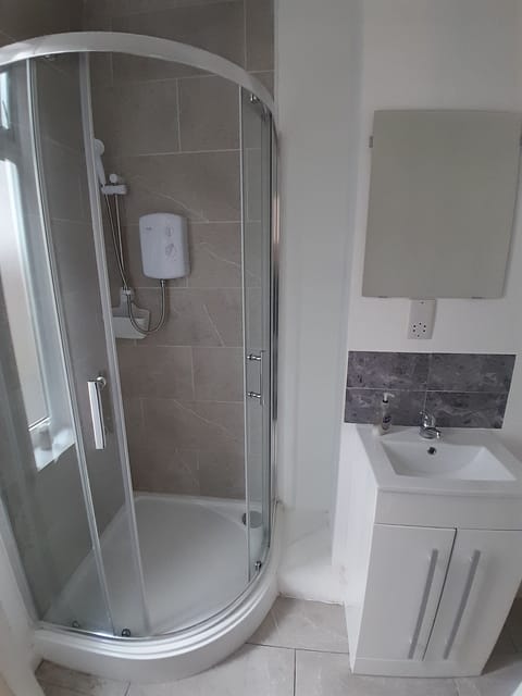 Standard Double Room | Bathroom | Shower, free toiletries, hair dryer, towels