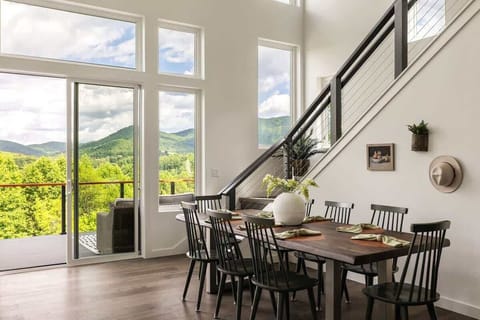 Your dinner backdrop? Endless trees, mountain silhouettes, and golden hour light. Yes, please.